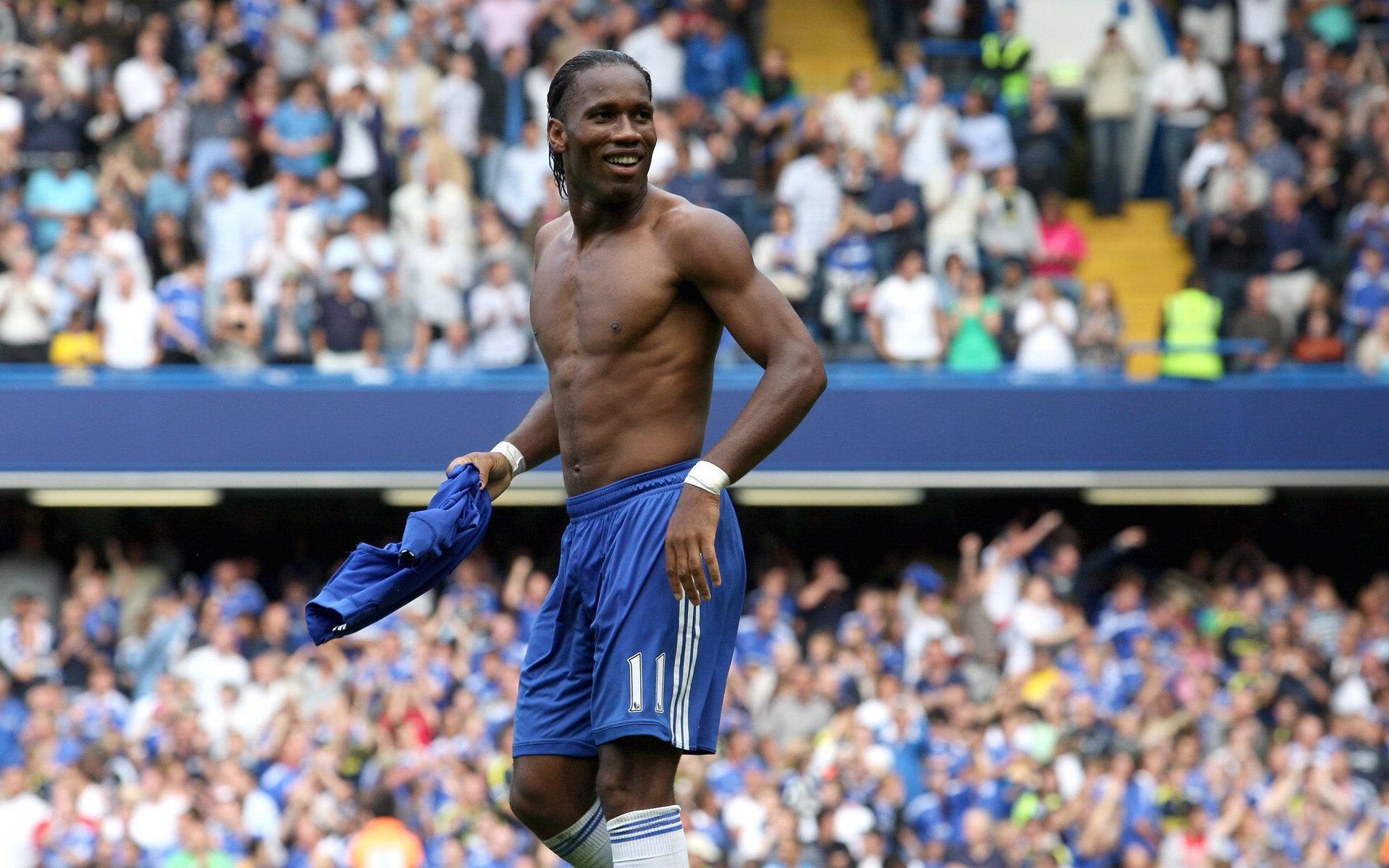 多纳鲁马荣膺年度最佳门将殊荣，谦逊致谢团队与昔日战友共铸辉煌