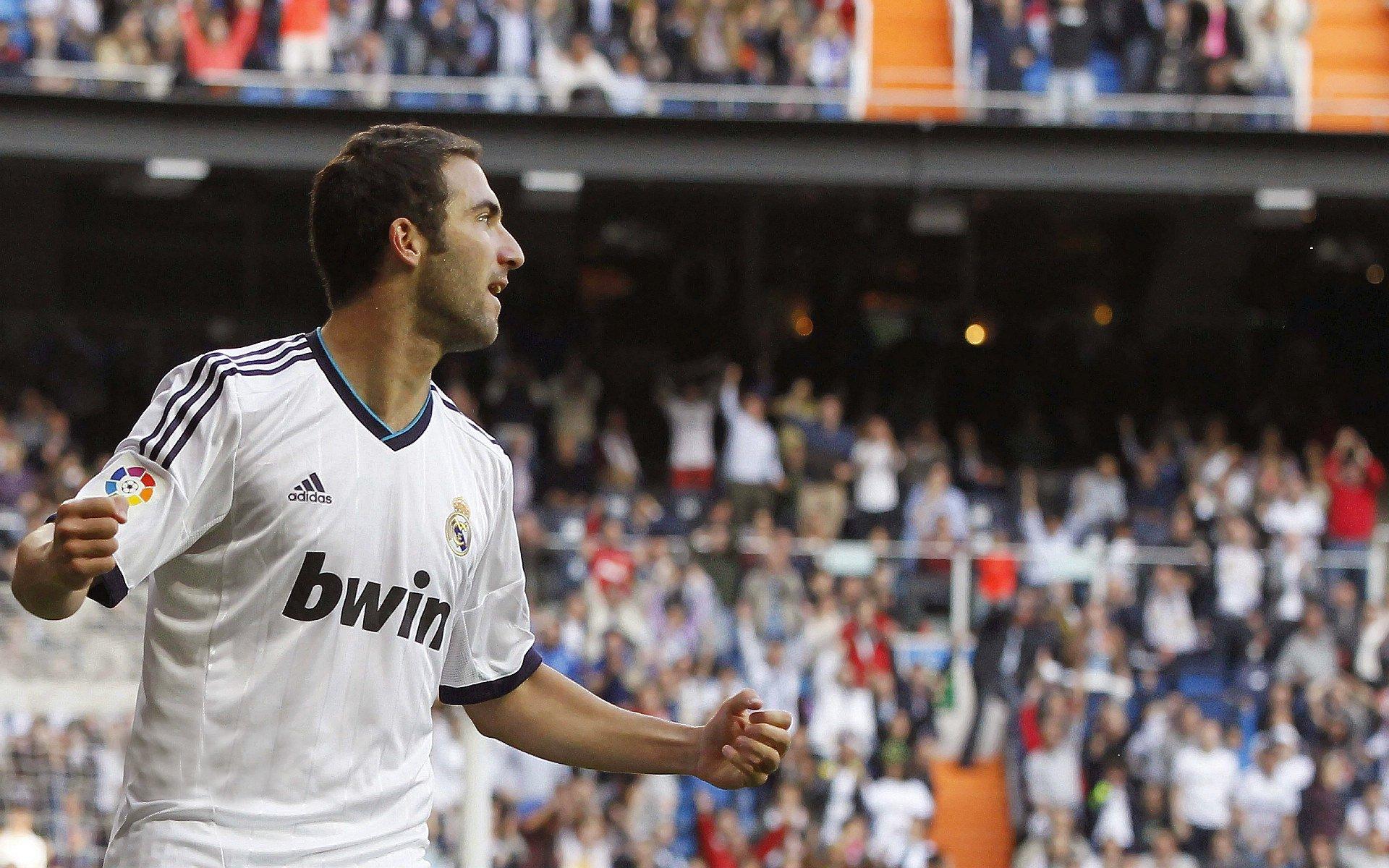 巴萨权衡锋线变革，莱万续约可能性存留，未来几周定走向